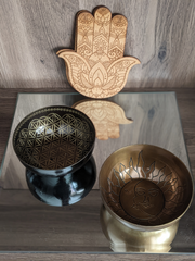 2 brass bowls on a wood background